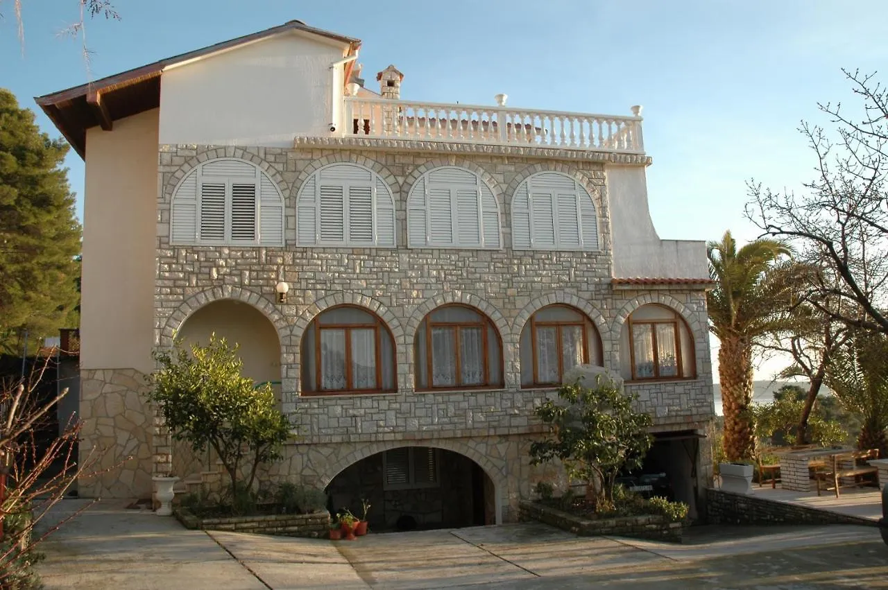 Apartments With A Parking Space Rab - 20818 Banjol